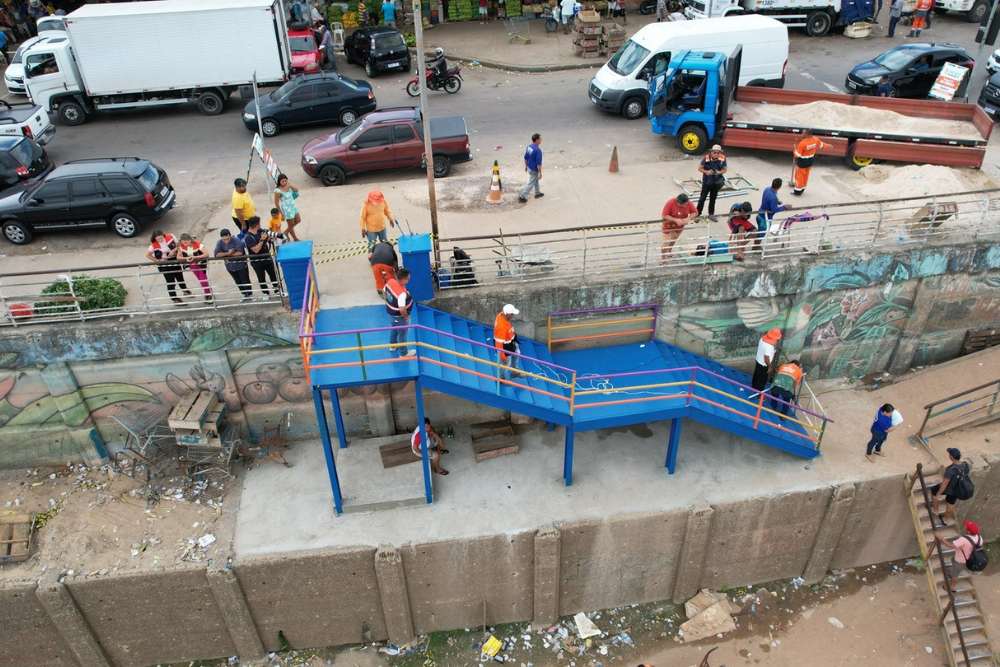 Manaus Moderna ganha nova escada met&aacute;lica