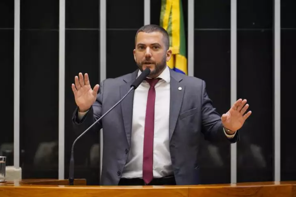 Lesa Pátria faz busca e apreensão na casa do deputado Carlos Jordy Lesa Pátria faz busca e apreensão na casa do deputado Carlos Jordy