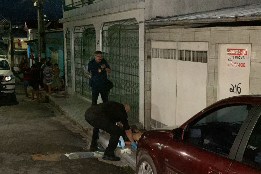 Homem é encontrado morto com sete tiros em calçada na Compensa Homem é encontrado morto com sete tiros em calçada na Compensa