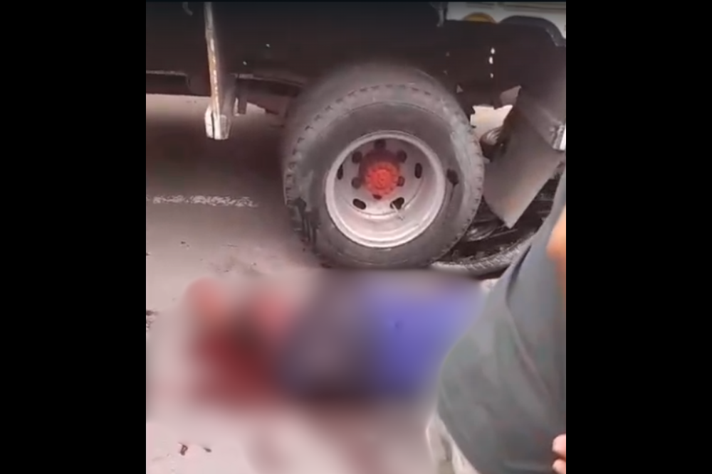 Colisão entre motocicleta e caminhão deixa dupla gravemente ferida em Manaus Colisão entre motocicleta e caminhão deixa dupla gravemente ferida em Manaus