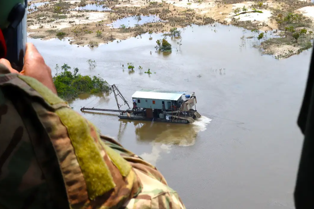 Aviões ilegais entram diariamente no Território Yanomami Aviões ilegais entram diariamente no Território Yanomami