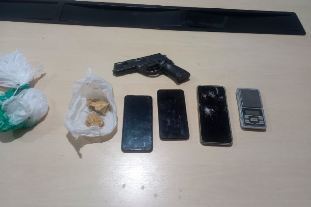 Homem é preso com arma falsa e drogas na Cachoeirinha Homem é preso com arma falsa e drogas na Cachoeirinha