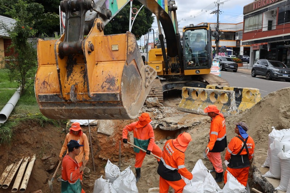 Obra recupera rede de drenagem profunda e implanta mil sacas de rip-rap na rua Pará Obra recupera rede de drenagem profunda e implanta mil sacas de rip-rap na rua Pará
