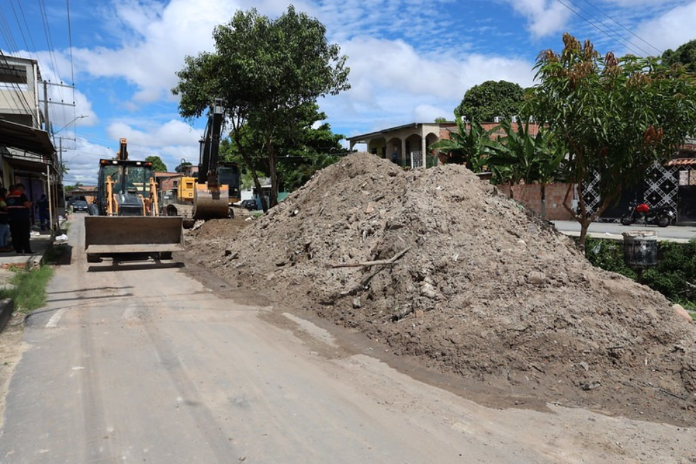 Prefeitura retira 380 metros cúbicos de dejetos de igarapé na comunidade Novo Reino Prefeitura retira 380 metros cúbicos de dejetos de igarapé na comunidade Novo Reino