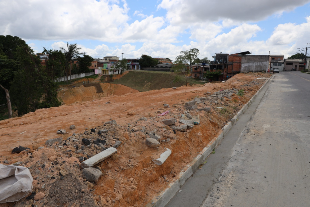 Obras de recuperação e acabamento em área erosiva avançam em rua da Cidade Nova Obras de recuperação e acabamento em área erosiva avançam em rua da Cidade Nova
