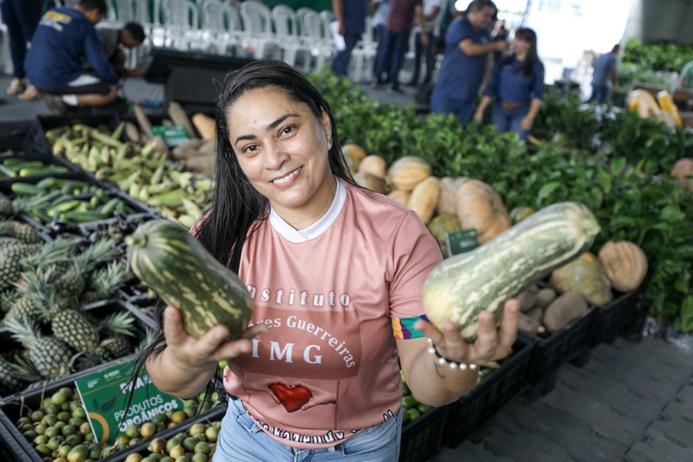 Associa&ccedil;&otilde;es recebem doa&ccedil;&atilde;o de 45 toneladas de alimentos adquiridos da agricultura familiar