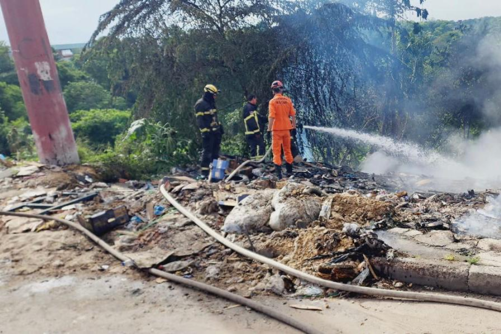 Incêndio atinge terreno baldio no Distrito Industrial Incêndio atinge terreno baldio no Distrito Industrial