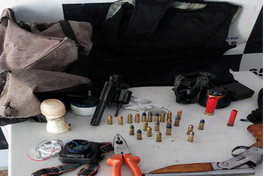 Após denúncia, trio é preso com armas de fogo no Amazonas Após denúncia, trio é preso com armas de fogo no Amazonas