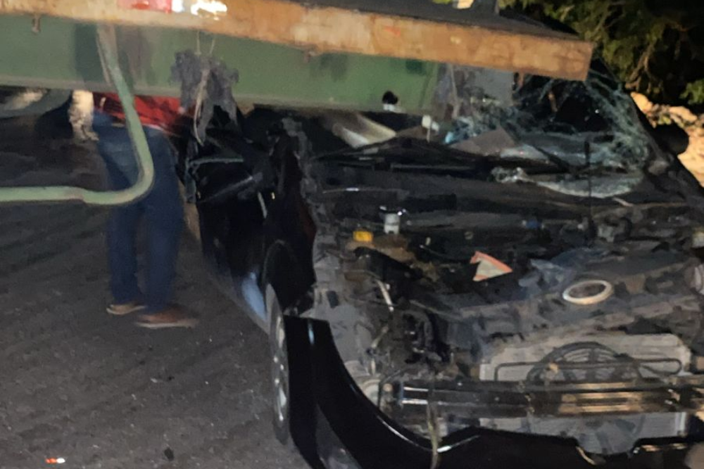 Casal fica ferido ao colidir contra carreta na estrada do Puraquequara Casal fica ferido ao colidir contra carreta na estrada do Puraquequara