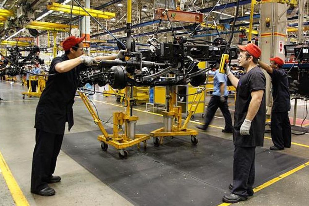 Produ&ccedil;&atilde;o da ind&uacute;stria fecha 2023 com alta de 0,2%