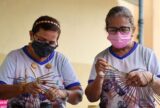 Grupo de idosos confecciona acessórios para abertura do Grupo Especial do Carnaval na Floresta