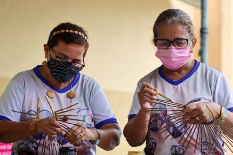 Grupo de idosos confecciona acessórios para abertura do Grupo Especial do Carnaval na Floresta