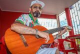 Carnaval na Floresta: Integrante de projeto social compõe samba para desfile de idosos na abertura do Grupo Especial