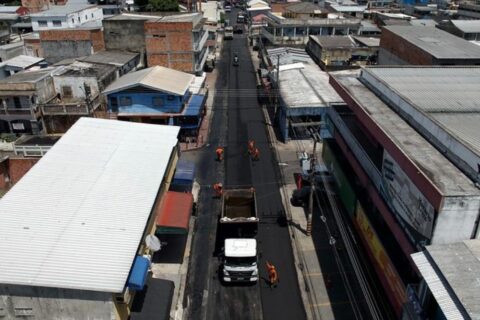 ‘Asfalta Manaus’ recupera avenida principal do bairro Alvorada
