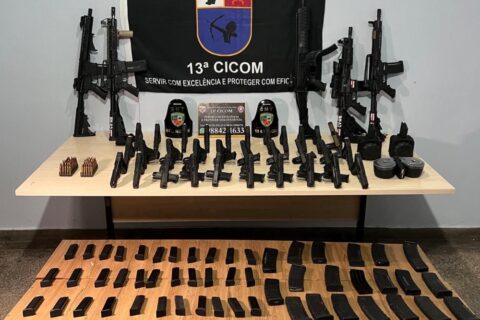 Polícia apreende arsenal com armas de grosso calibre na zona norte de Manaus