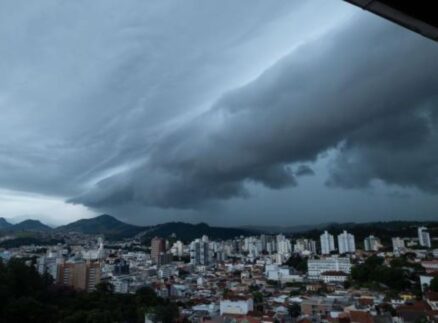 Manaus entra em estado de atenção com alerta para ventos e tempestades