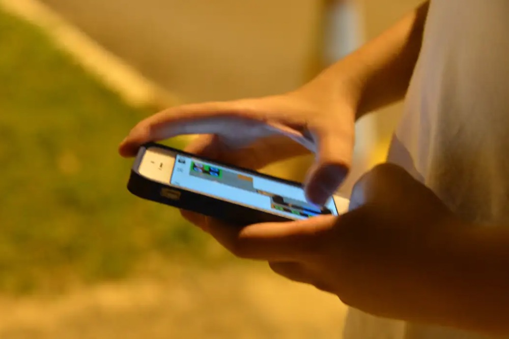 Den&uacute;ncias de explora&ccedil;&atilde;o sexual infantil na internet batem recorde em 2023