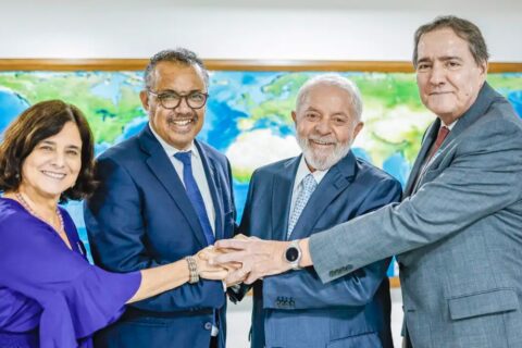 Lula e diretor-geral da OMS discutem produção de vacina contra a dengue
