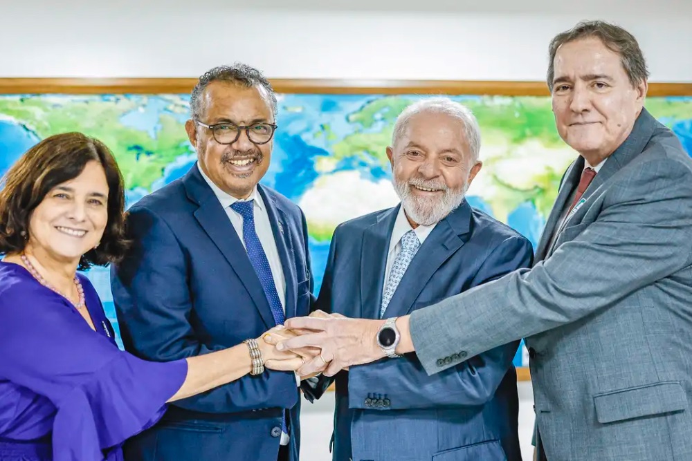Lula e diretor-geral da OMS discutem produção de vacina contra a dengue Lula e diretor-geral da OMS discutem produção de vacina contra a dengue