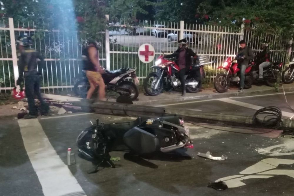 Moto é esmagada após carreta derrubar poste na avenida Cosme Ferreira Moto é esmagada após carreta derrubar poste na avenida Cosme Ferreira