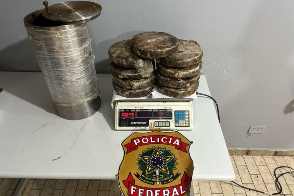Polícia Federal prende homem transportando mais de 10kg de drogas em lancha Polícia Federal prende homem transportando mais de 10kg de drogas em lancha