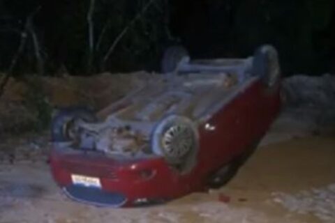 Motorista fica gravemente ferido após capotar carro no Distrito Industrial