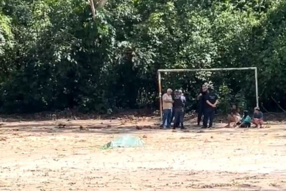 Corpo de homem morto com 10 tiros é encontrado com pés e mãos amarradas no bairro Aleixo Corpo de homem morto com 10 tiros é encontrado com pés e mãos amarradas no bairro Aleixo