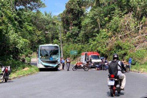Motociclista morre em colisão com ônibus dentro de pista da Ufam