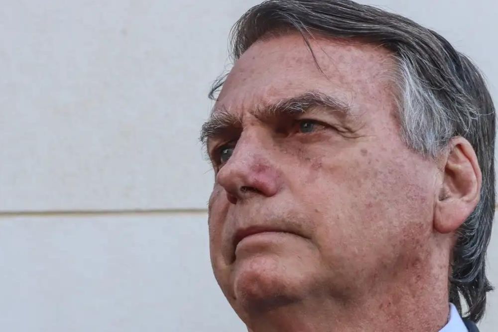 STF determina que Bolsonaro entregue passaporte à Justiça