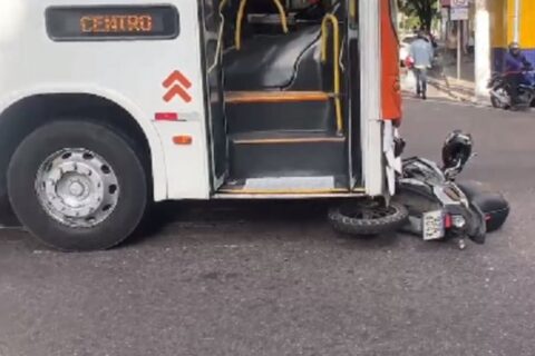 Motociclista fica gravemente ferido após colisão com ônibus no Centro de Manaus