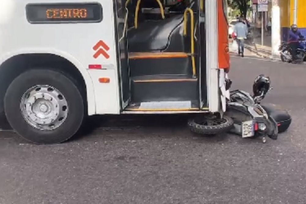 Motociclista fica gravemente ferido após colisão com ônibus no Centro de Manaus Motociclista fica gravemente ferido após colisão com ônibus no Centro de Manaus