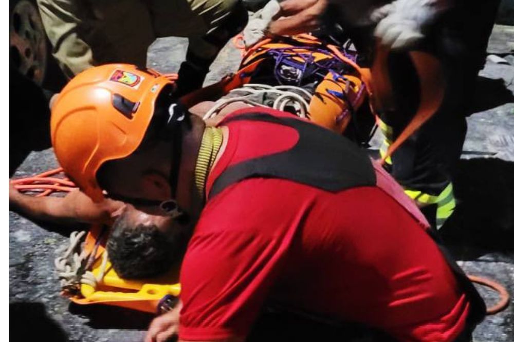 Bombeiros resgatam homem que caiu em barranco de 60 metros na Zona Leste de Manaus Bombeiros resgatam homem que caiu em barranco de 60 metros na Zona Leste de Manaus