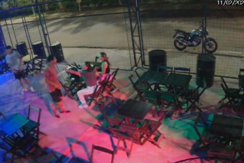 Dupla rende clientes, assalta bar e rouba motocicleta no conjunto Galileia