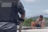 Suspeito de roubo tenta fugir da polícia mas é capturado em telhado de casa na Zona Norte de Manaus