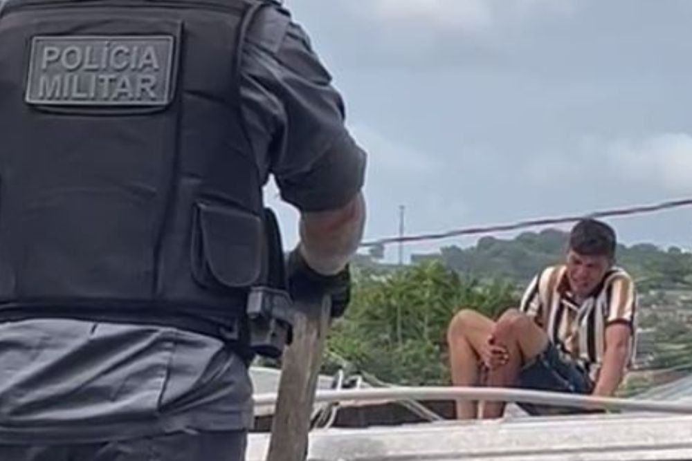 Suspeito de roubo tenta fugir da polícia mas é capturado em telhado de casa na Zona Norte de Manaus Suspeito de roubo tenta fugir da polícia mas é capturado em telhado de casa na Zona Norte de Manaus