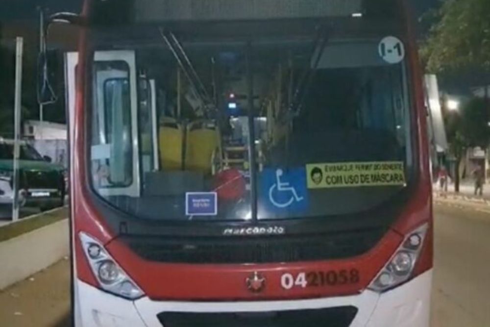 Bandido rende cobrador e assalta ônibus da linha 640 no Centro de Manaus Bandido rende cobrador e assalta ônibus da linha 640 no Centro de Manaus