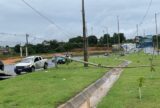 Poste é partido ao meio em acidente de carro na avenida do Turismo