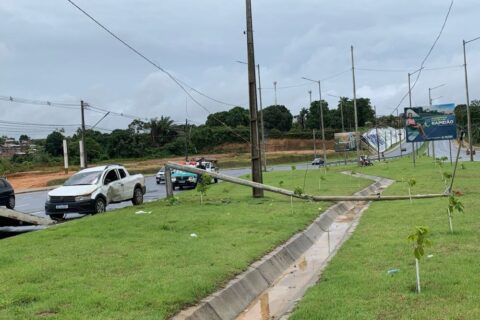 Poste é partido ao meio em acidente de carro na avenida do Turismo