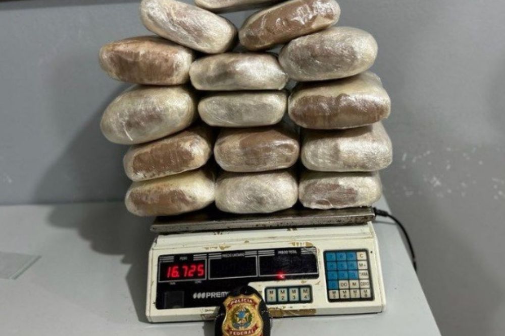 Pol&iacute;cia prende mulher com mais de 16 kg de coca&iacute;na em lancha no interior do Amazonas