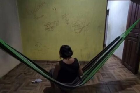 Mulher é resgatada após ficar mais de 20 anos acorrentada pela família