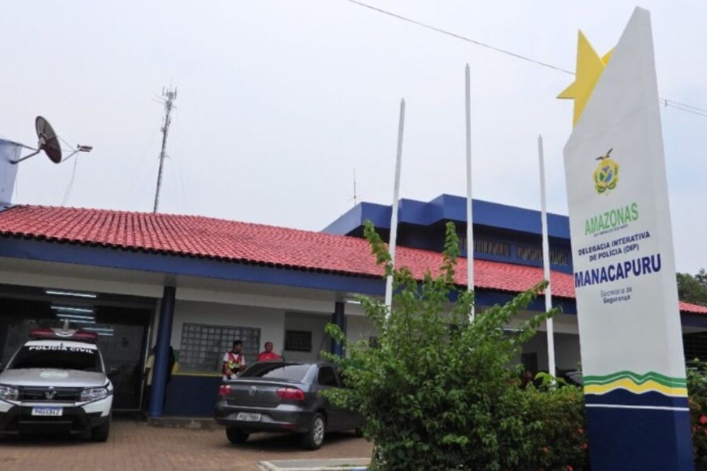 Polícia prende homem suspeito de tentar estrangular ex-namorada de resguardo no Amazonas Polícia prende homem suspeito de tentar estrangular ex-namorada de resguardo no Amazonas