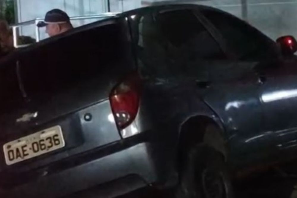 Carro desgovernado invade calçada de shopping em Manaus Carro desgovernado invade calçada de shopping em Manaus