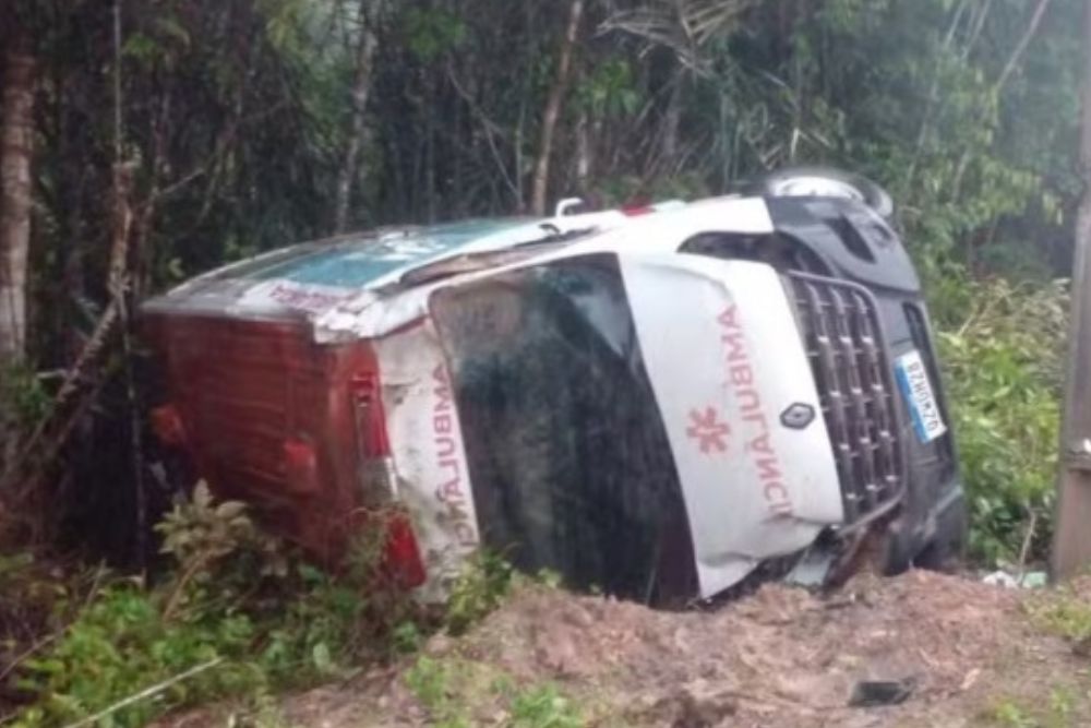 Acidente com ambul&acirc;ncia na AM-010 deixa quatro pessoas feridas