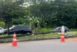 Moradores ficam sem energia após carro colidir com poste na avenida Torquato Tapajós