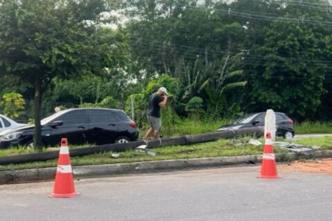 Moradores ficam sem energia após carro colidir com poste na avenida Torquato Tapajós