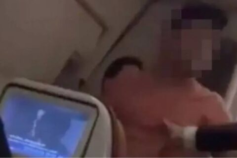 Passageiro é preso após espancar comissário e destruir banheiro de avião