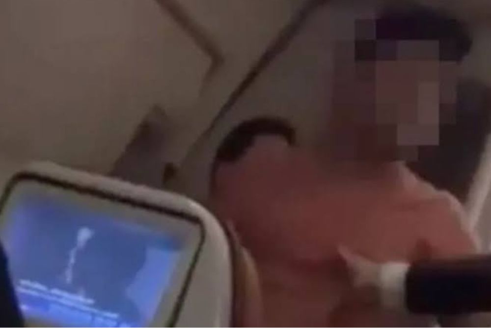 Passageiro &eacute; preso ap&oacute;s espancar comiss&aacute;rio e destruir banheiro de avi&atilde;o 