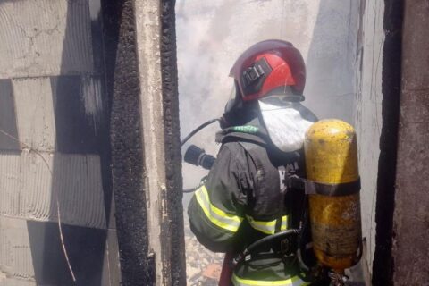 Corpo de Bombeiros combate incêndio em residência no bairro Dom Pedro
