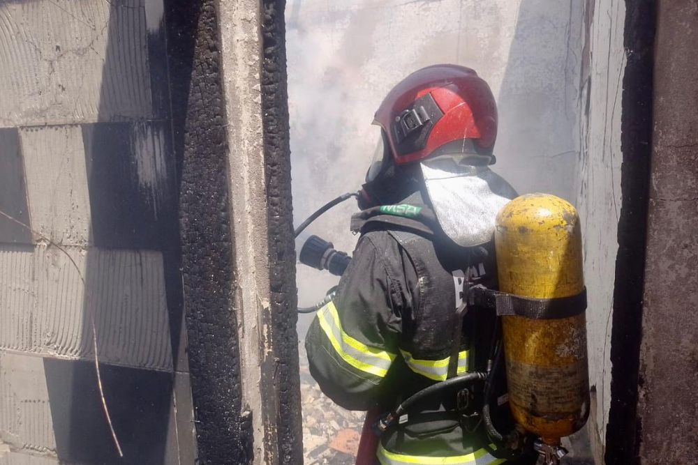 Corpo de Bombeiros combate incêndio em residência no bairro Dom Pedro Corpo de Bombeiros combate incêndio em residência no bairro Dom Pedro