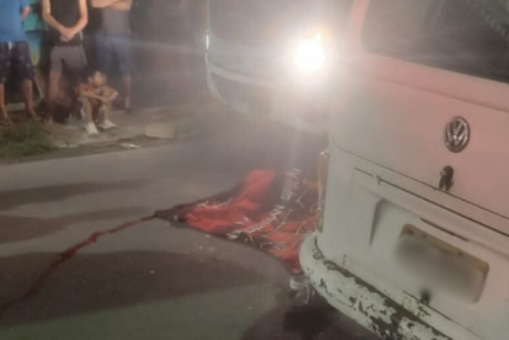 Mototaxista bate em kombi e morre ao ser atingido por ônibus em Manaus Mototaxista bate em kombi e morre ao ser atingido por ônibus em Manaus